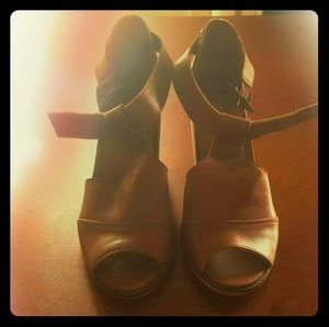 Nine West Cognac Lucasir Leather Sandals